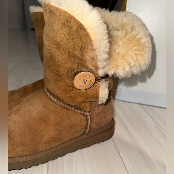 Ugg Bailey Button Chestnut (8) - Picture 2 of 10